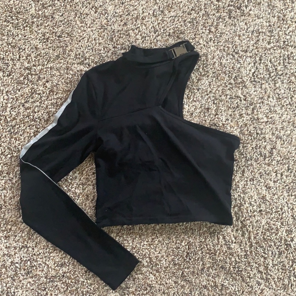 TRENDY TOP WITH BUVKLE DETAILING